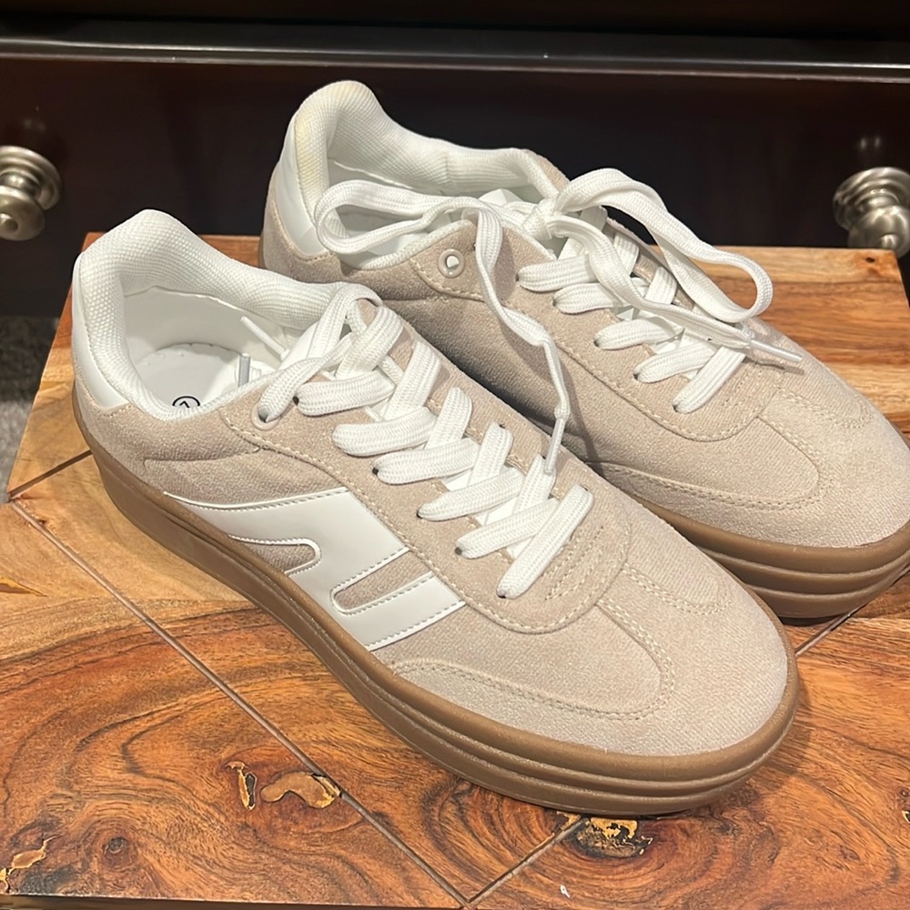 New platform sneakers beige and white size 7